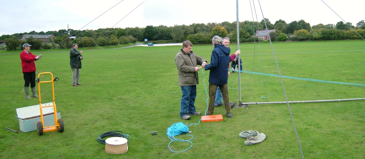 Preparing to raise the Club Mast �g4oar 2005